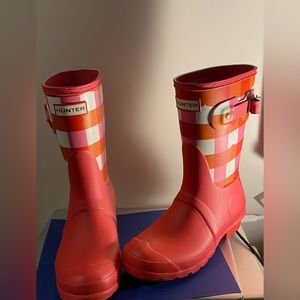 Womens size 6 Hunter rain boots, orange pink and white